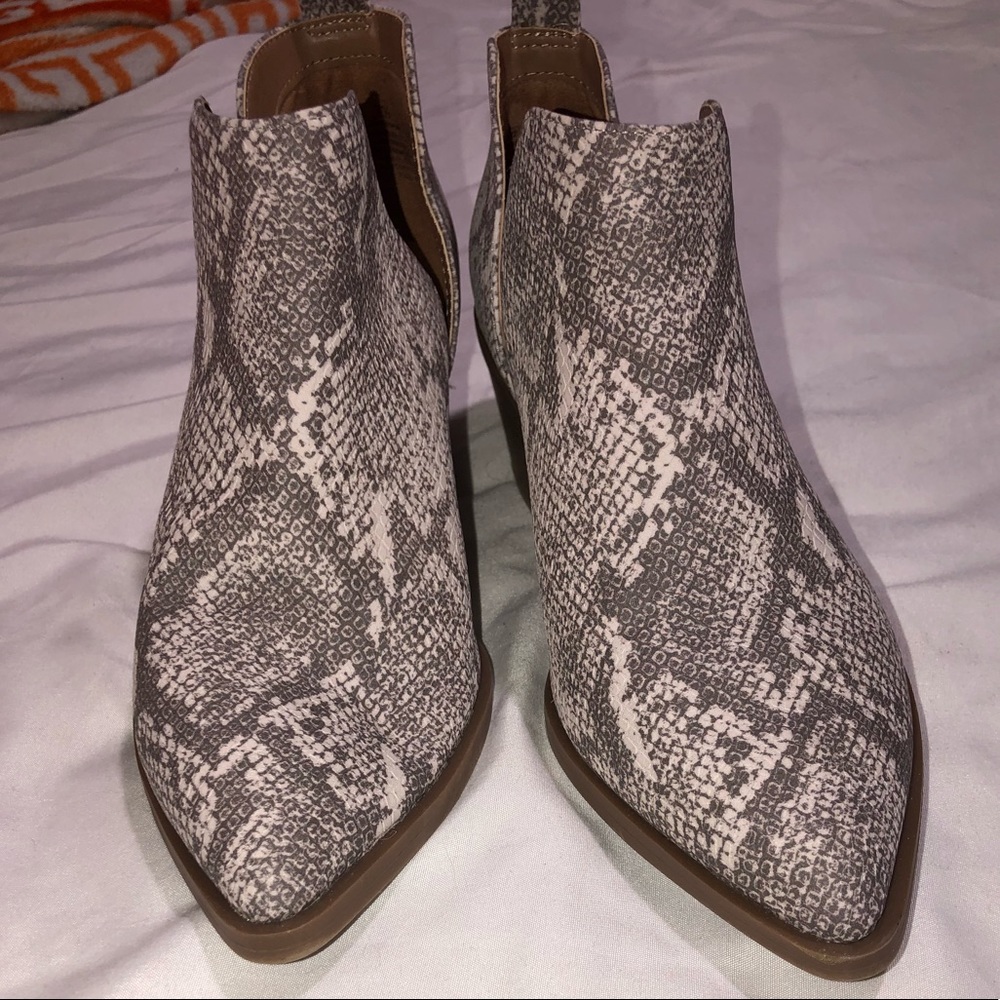 Pointed toe, snake skin, ankle booties